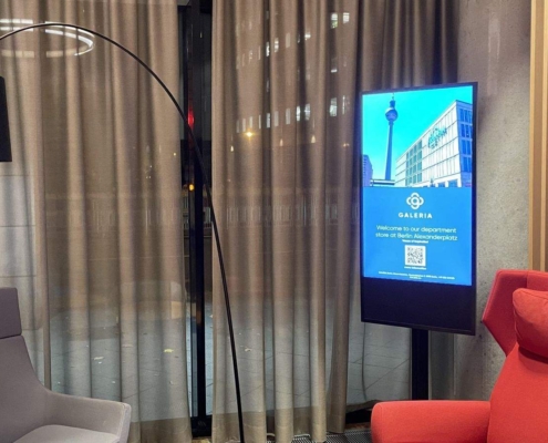 Digitale Screens sind Bildschirme für großformatige Werbung und Infos für Hotelgaeste und Touristen in Hotels und Hostels Ambient Media